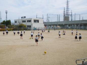 運動場で遊ぶ子どもたち