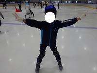 アイススケートを楽しんでいる様子
