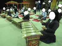 インドネシアの楽器を練習中