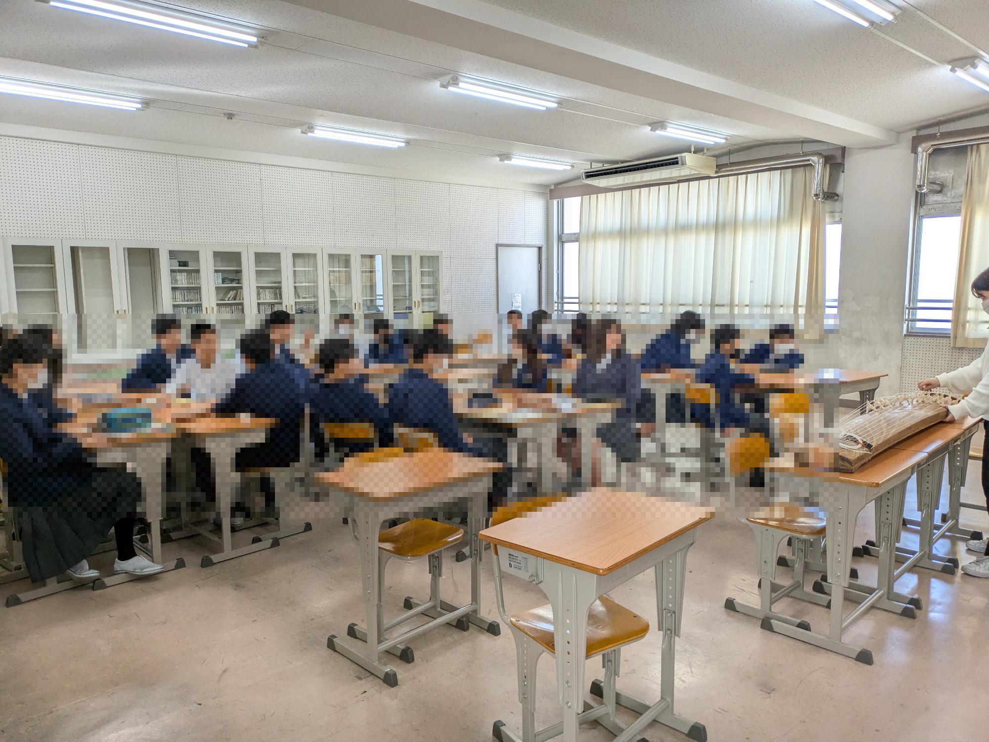 １１月１１日更新　　オープンスクールについて　感謝♪ 地域の方々が案内を手伝っていただきました！  本日、２限目から４限目までオープンスクールをおこないました。総勢３４名の方々に来ていただきました。急遽入った行事にも関わらず、通常の授業を見ていただきました。 実際できているところ、できていないところ…。 オープンスクールで保護者の皆さんに参観されているみなさんの反応はどう感じたのでしょうか？ 輝いている生徒たち…(^▽^)/ 一生懸命授業に頑張っている生徒。 先生の問いに発言している生徒。 仲間とグループ学習をしている生徒といいところを見れました。 残念な一面…😢 半面、残念な生徒もいたのも事実です。 自分の行動を見直す仲間もいたのではないかと感じます。非常に残念です。 授業は一人のためにしているのではありません！ 体育大会や合唱コンクールなどで協力するように授業中も協力しないと授業が成立できません！明日はオープンスクール２日目。みんなで意識を変えていきましょう♪ 仲間の気持ちを考えて！ 地域の力に感謝♪ オープンスクールでは２日間とも地域の方々が協力していただいています。 本日は、三中校区青少年指導員さん４名、PTA会長・役員さん２名、地域の方々３名の方々が協力していただき保護者の皆さんの案内をおこなっていただきました。 保護者の方々を案内したり、１～３年生を巡回していただいたり、あくまでもボランティア活動です。子どもたちのために学校にも駆けつけてくれます！学校の応援団がいることは心強いことです。学校が困っていることを率先して手助けしてくれる環境は 第三中学校はあります。子どももこれに応えようと必死に頑張ります。教員、介助員、支援協力員、支援サポーター、校務員、配膳員、シルバーさんと保護者の皆さん、地域の皆さんが一丸となって運営できる学校を創れたら幸いです。 明日もオープンスクール２日目子どもたちのために第三中学校が一つになれればいいですね。よろしくお願いします。 子どもたちが掲示物をよく見てくれていますよ♪感謝♪   美術部の皆さん　着々と準備ありがとうございます♪