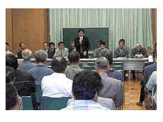 新田谷前市長が平成16年の財政非常事態宣言を伝える市民説明会の写真